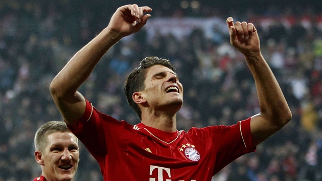 STELEC. Mario Gomez z Bayernu slaví gól, kterým poslal svj tým do vedení v