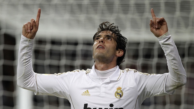 TRADINÍ GESTO. Kaká z Realu Madrid obrací zrak k nebesm, co znamená jediné -