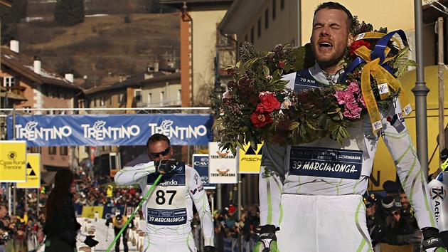 Jorgen Auckland (vpravo) v cíli slavného maratonu Marcialonga. Druhý skonil