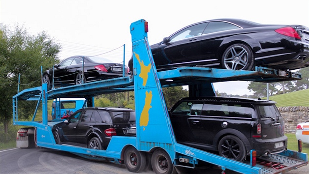 Novozélandská policie odváí zabavená auta Kima Schmitze. Vtina mercedes z