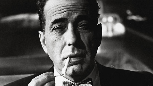 Humphrey Bogart se stal ikonou amerického filmu. Na jeho pohbu se sela