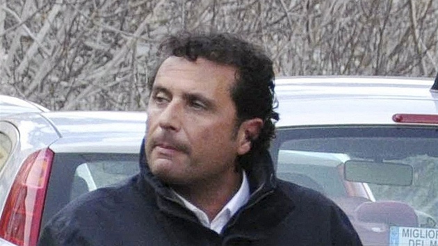 Kapitn lodi Costa Concordia Francesco Schettino na snmku ve svm rodnm mst Meta di Sorrento (18. ledna 2012)