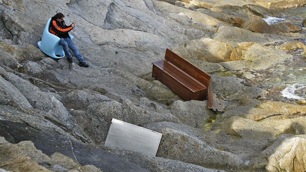 Mu si na toskánském ostrov Giglio fotí vyplavenou devnou lavici z lodi