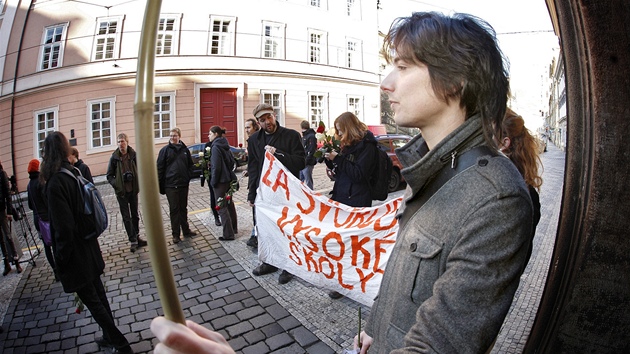 Ped budovou ministerstva kolstv se ped jedenctou hodinou selo nkolik destek student. (23. ledna 2012)