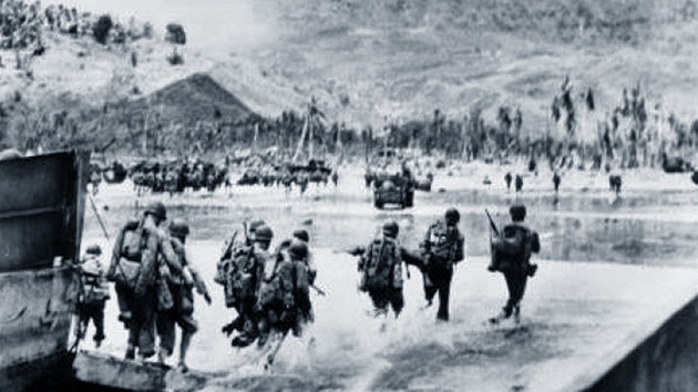 Vojci americkho nmonictva pi vylodn na ostrov Guam ve Filipnskm moi (9. srpna 1944)