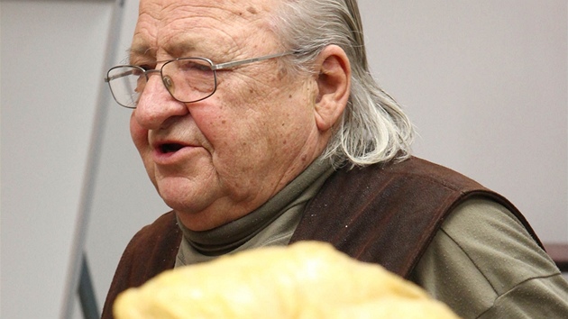 Socha Jindich Roubíek s bustou slavného spisovatele Josefa kvoreckého.