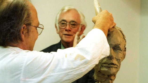 V roce 1999 sedl kvorecký sochai Jindichu Roubíkovi modelem.