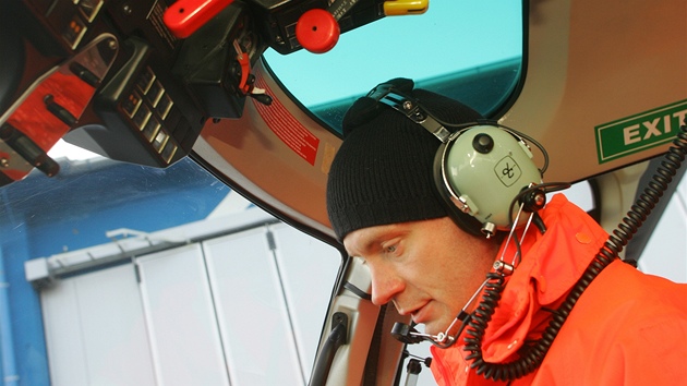 Jan Buda jako pilot vrtulníku pi natáení seriálu Sanitka 2 na...
