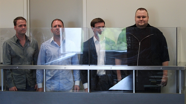 Zamstanci firmy Megaupload.com u soudu v novozlandskm Aucklandu: (zleva) Bram van der Kolk, Finn Batato  Mathias Ortmann a zakladatel Kim Dotcom, znm tak jako Kim Schmitz i Kim Tim Jim Vestor (20. ledna 2012)