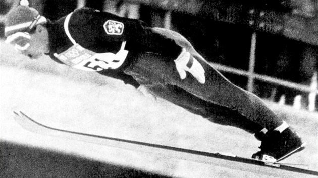 SKOK DO HISTORIE. Ji Raka zskal na olympijskch hrch v Grenoblu 1968 zlatou medaili.