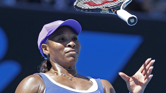 ZKUSM TO LEVOU? Serena Williamsov vypadla ve tvrtm kole Australian Open v Melbourne s Ruskou Makarovovou.