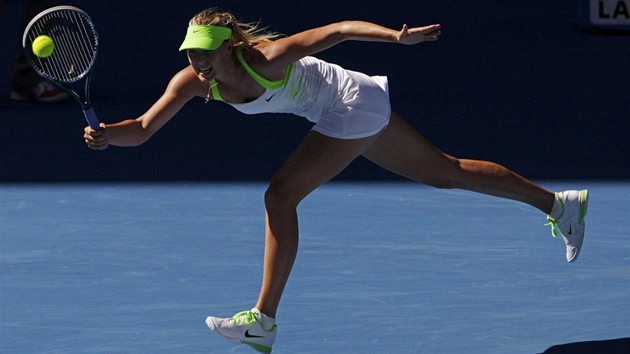 MÁM. Maria arapovová pi jednom z úder v semifináovém duelu Australian Open v