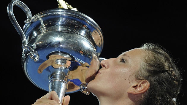 TROFEJ. Viktoria Azarenková slaví první grandslamový titul, vyhrála Australian