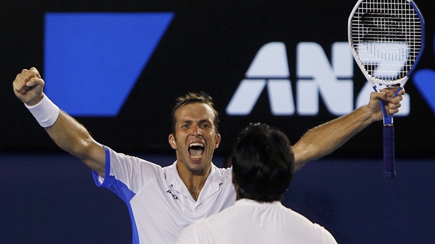 TRIUMF. Radek tepnek slav vtzstv ve tyhe na Australian Open se svm indickm partnerem Leanderem Paesem.