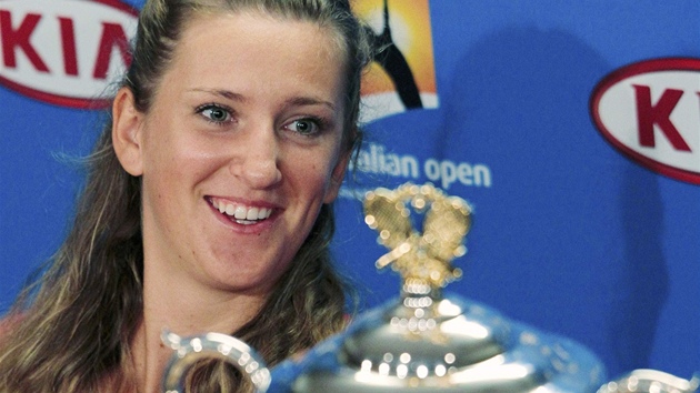 ÚSMV AMPIONKY. Viktoria Azarenková s vítznou trofejí na Australian Open na