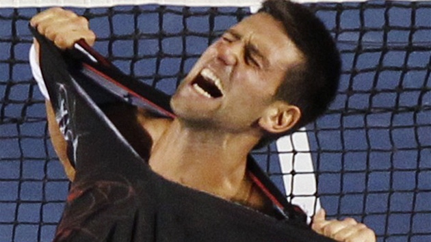 VÍTZ. Novak Djokovi slaví triumf na Australian Open v Melbourne.