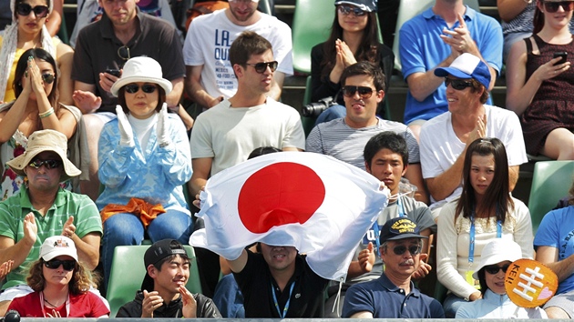 PODPORA Z OSTROV. Mlad Japonec Kej Niikori se mohl ve 3. kole Australian Open tit mohutn podpoe svch fanouk.