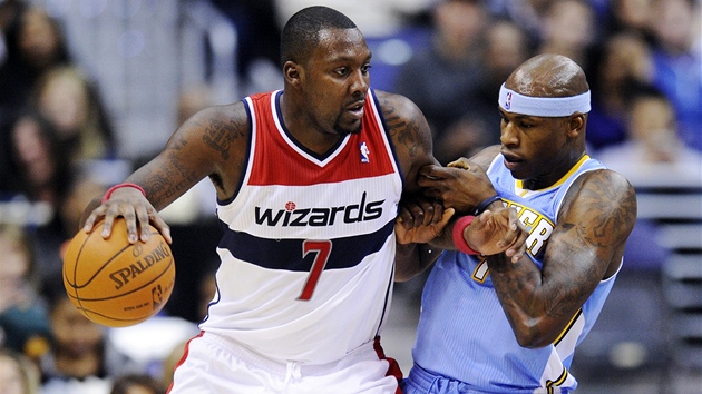 HONZA MI DNES NEPOMŮŽE. Andray Blatche (7) z Washingtonu Wizards se snaží HONZA MI DNES NEPOMŮŽE. Andray Blatche (7) z Washingtonu Wizards se snaží