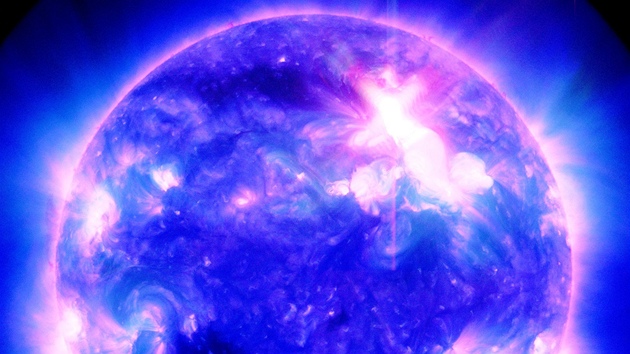 Erupce z 23. ledna v zábru Solar Dynamics Observatory. Vychází ze skvrny v