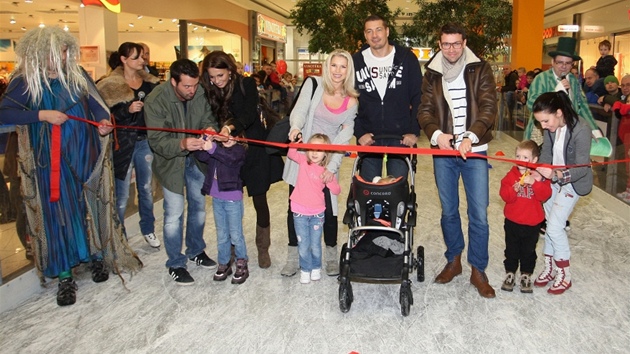 Ledovou plochu v obchodním dom oteveli Václav Noid Bárta s pítelkyní Elikou