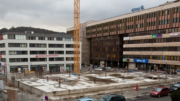 Oputné stavenit na Mírovém námstí v Ústí nad Labem. Vpravo budova