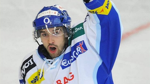 Kometa Brno: Jakub Šindel - Brněnský hokejista Jakub Šindel zvedá ruku nad Kometa Brno: Jakub Šindel - Brněnský hokejista Jakub Šindel zvedá ruku nad