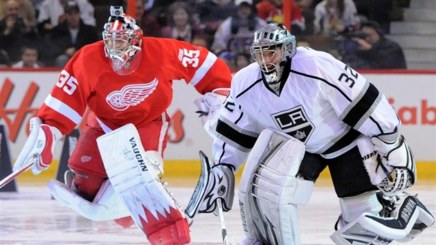 KDO S KOHO. Branki Jonathan Quick z Los Angeles Kings a Jimmy Howard z Detroit Red Wings v souti o nejrychlejho bruslae. 