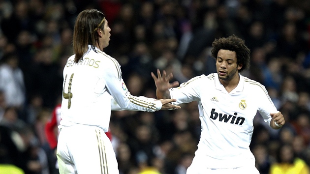 OSLAVA GLU. Obrnce Marcelo z Realu Madrid (vpravo) oslavuje gl, kter ped malou chvl vstelil.