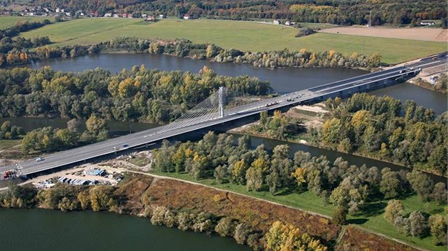 Zavěšený most je součástí úseku dálnice D47, překonává řeku Odru a Antošovické Zavěšený most je součástí úseku dálnice D47, překonává řeku Odru a Antošovické