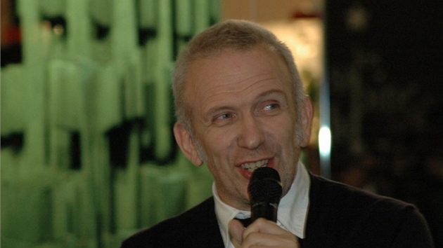 Jean-Paul Gaultier pi slavnostnm pedveden svch designovch stromk 27. ledna ve Frankfurtu na veletrhu Christmasworld.