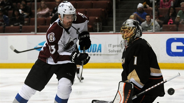 Coloradsk tonk Milan Hejduk v anci ped glmanem 
Jonasem Hillerem z Anaheimu.