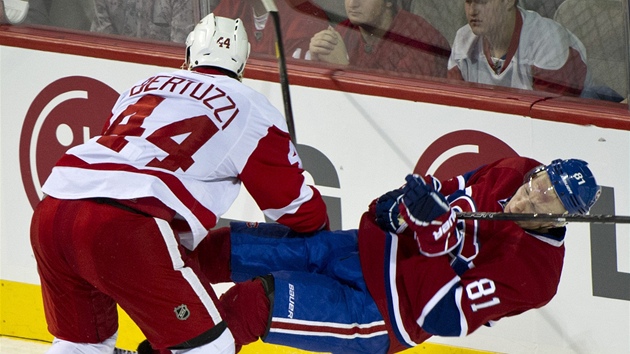 Lars Eller z Montrealu pad po stetu s detroitskm Toddem Bertuzzim.