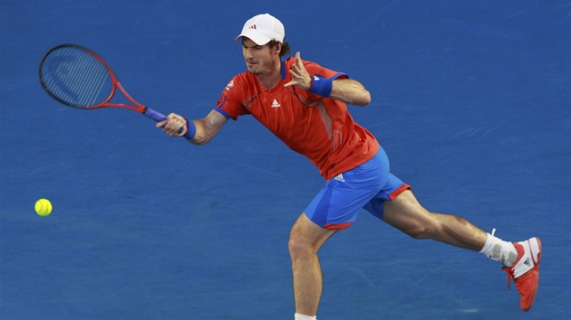 STIHNU HO? Andy Murray dobíhá míek v semifinálovém souboji s Novakem