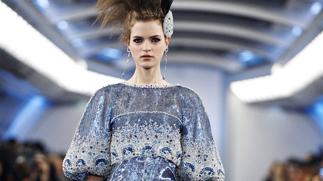 Hned dv esk modelky si Lagerfeld vybral pro pehldku Chanel Haute Couture jaro - lto 2012. Magdalena Langrov pedvedla nron zdoben koktejlov aty s balonovmi rukvy.