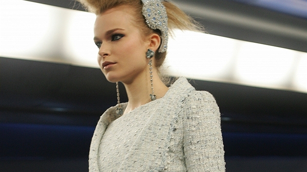 esk modelka Karo M pedvd jeden z model haute couture zn. Chanel pro seznu jaro - lto 2012.