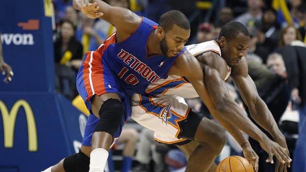 Greg Monroe (vlevo) z Detroitu a Serge Ibaka z Oklahoma City bojují o mí.