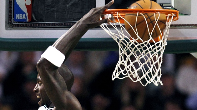 Kevin Garnett z Bostonu smeuje v duelu s Orlandem.