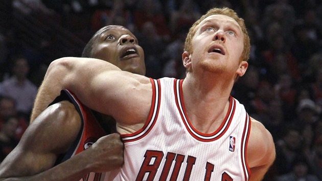 SOUBOJ NÁHRADNÍK. Brian Scalabrine (vpravo) z Chicaga bojuje s Larrym Owensem