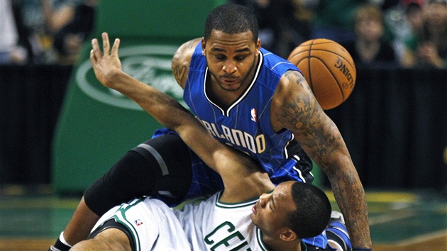 Avery Bradley (dole) z Bostonu se ocitl pod Jameerm Nelsonem z Orlanda.