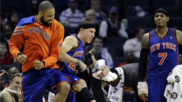 Tyson Chandler (vlevo) a Mike Bibby (uprosted) slaví úspch New Yorku. Sleduje