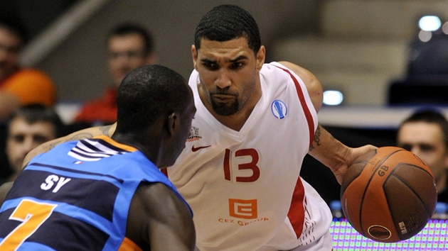 Chester Tre Simmons (vpravo) z Nymburka obchází Papeho Sy z Gravelines.