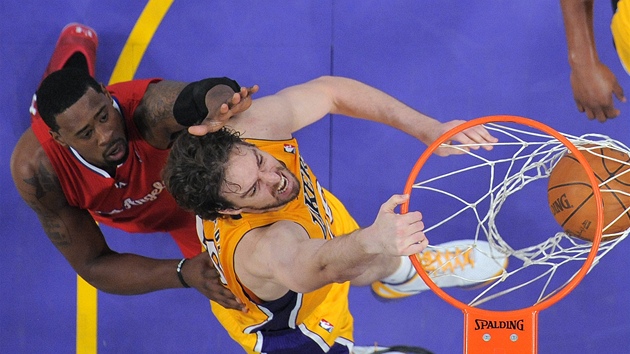Pau Gasol z Lakers smeuje, DeAndre Jordan z Clippers ho pi tom fauluje.