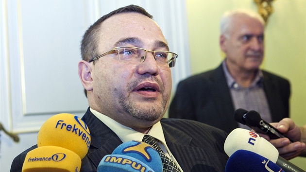 Před budovou ministerstva školství se před jedenáctou hodinou sešlo několik Před budovou ministerstva školství se před jedenáctou hodinou sešlo několik