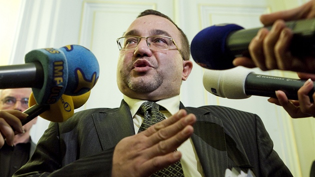 Před budovou ministerstva školství se před jedenáctou hodinou sešlo několik Před budovou ministerstva školství se před jedenáctou hodinou sešlo několik