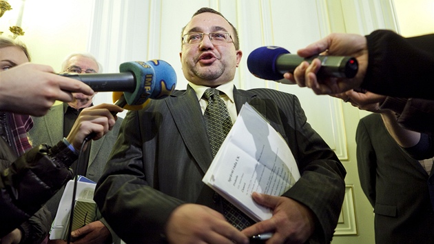 Před budovou ministerstva školství se před jedenáctou hodinou sešlo několik Před budovou ministerstva školství se před jedenáctou hodinou sešlo několik