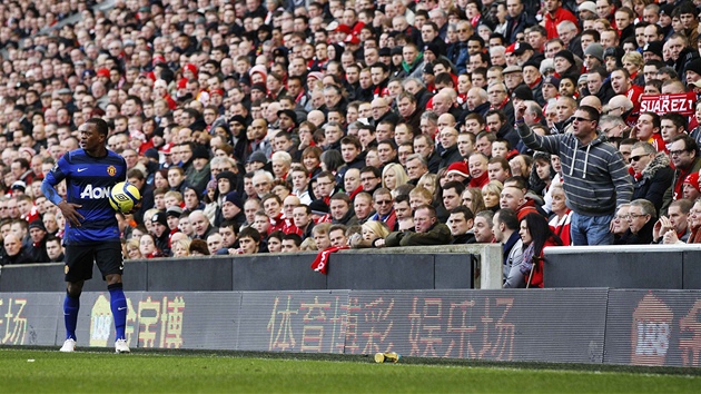 NEOBLBEN. Fanouci Liverpoolu bu a pskaj na Patrice Evru z Manchesteru United, kterho dajn rasisticky urel Luis Surez.