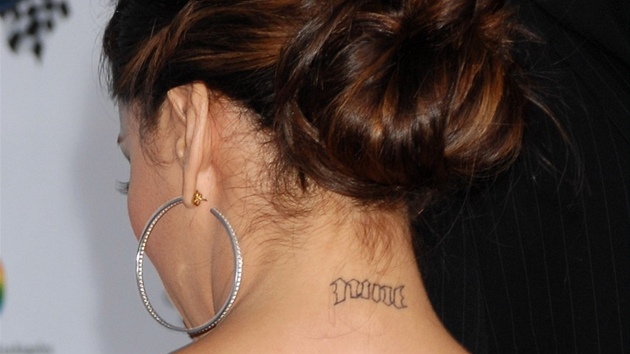 Eva Longoria a její tetování "nine" ("devt" - íslo dresu jejího exmanela)