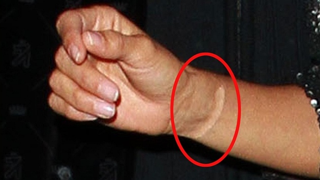 Eva Longoria si nechala odstranit tetovn s datem svatby s Tonym Parkerem.