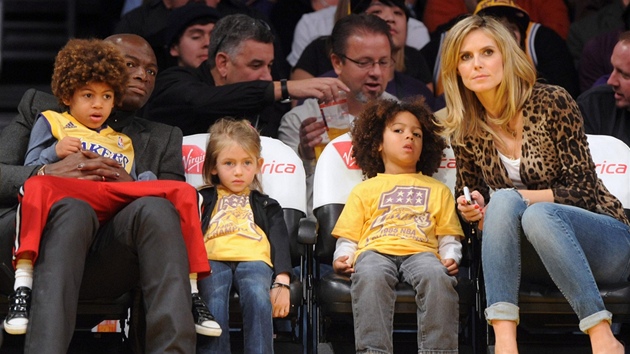 Seal, Heidi Klumová a jejich dti Johan, Leni a Henry na basketbalu (7. ledna...