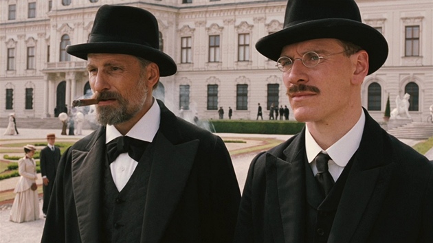 Viggo Mortensen coby Sigmund Freud a Michael Fassbender jako Carl Jung ve snmku Nebezpen metoda